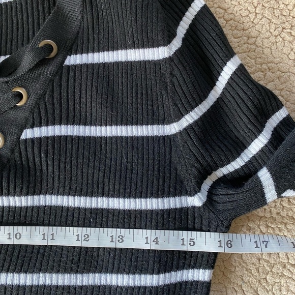 Poof Black and White Stripe V-Neck Lace Closure long Sleeves Top Size: Medium - Picture 6 of 9